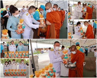 ร่วมพิธีทำบุญตักบาตรถวายพระราชกุศล